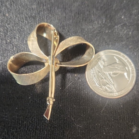 Chic Gold Bow Brooch with Pearl Center - Picture 3 of 4